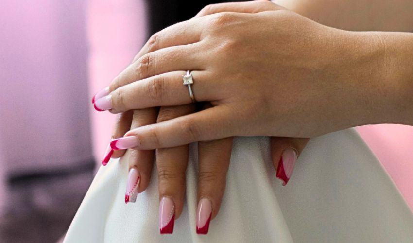 French manicure 2025, guida alle nuove varianti colorate e tendenze