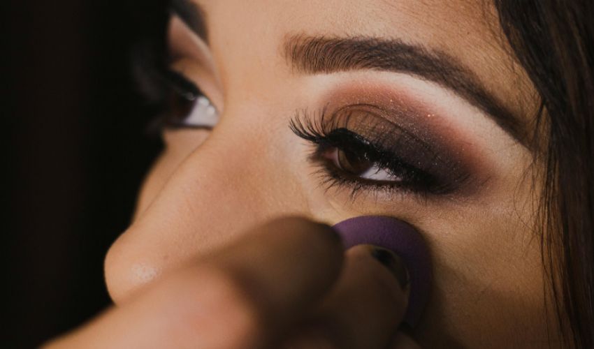 Mascara 2025: dal glitter al volume, le nuove tendenze ciglia perfette